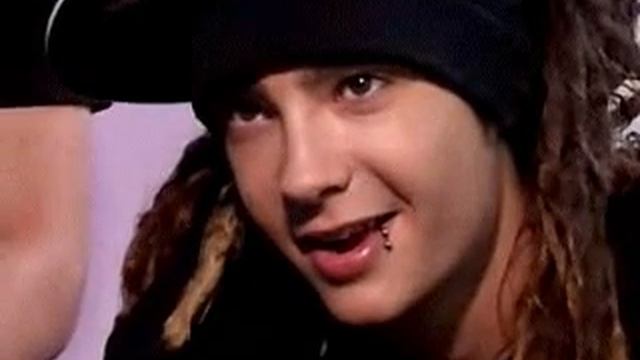 Tom Kaulitz plays with his lip ring смотреть онлайн