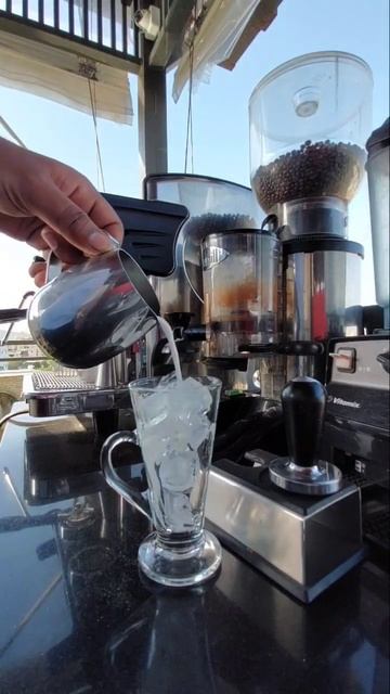 Iced Latte #coffee #icedlatte #coffeelover #short #vairalshort #espresso смотреть онлайн