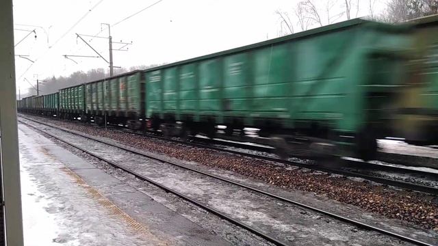 ВЛ10У-1003 с грузовым поездом проезжает платформу Вяткино.