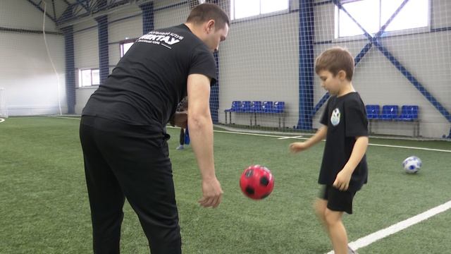 «Он к нам вообще не подходил»: как особенные дети учатся играть в футбол смотреть онлайн