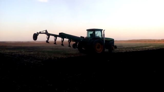Джон Дир 8310 с поворотным плугом Джон Дир 995