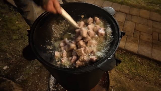 Первая прокалка казана и первое блюдо на костре. Напоили собаку пивом смотреть онлайн