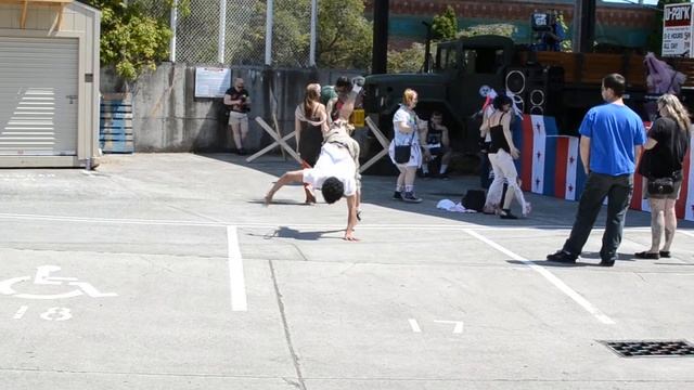 Break Dancing Zombie - Zombie walk seattle 2012 смотреть онлайн