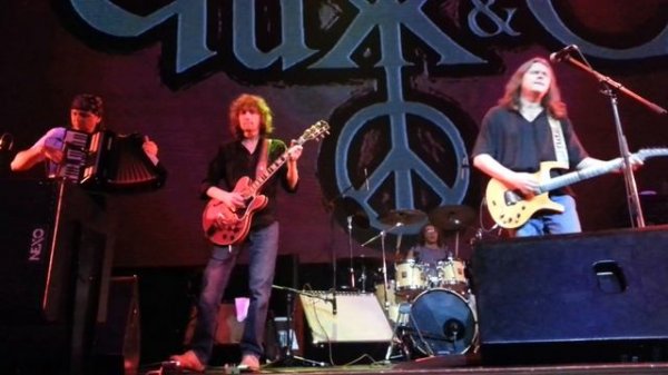 Чиж&C - А не спеть ли мне песню (Известия Холл  17.11.2012).mp4