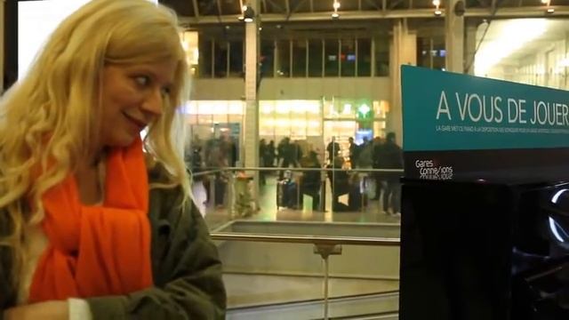 Playing Liszt La Campanella for Valentina Lisitsa on the Street смотреть онлайн