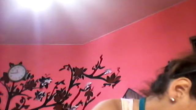 Кактейль из малины и молока с булочкой