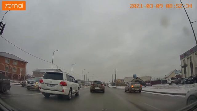 Атырау. За рулем баран.мало того, что подрезал ещё и на зелёный встал смотреть онлайн