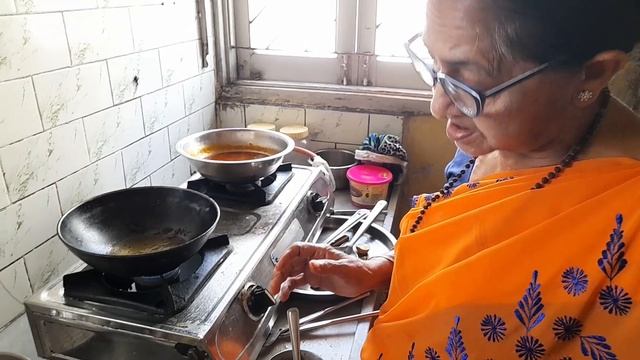 Rasawala Mug , Galka Nu Shak , Sambharo , Keri No Ras, Gujarati Thali In Lunch смотреть онлайн