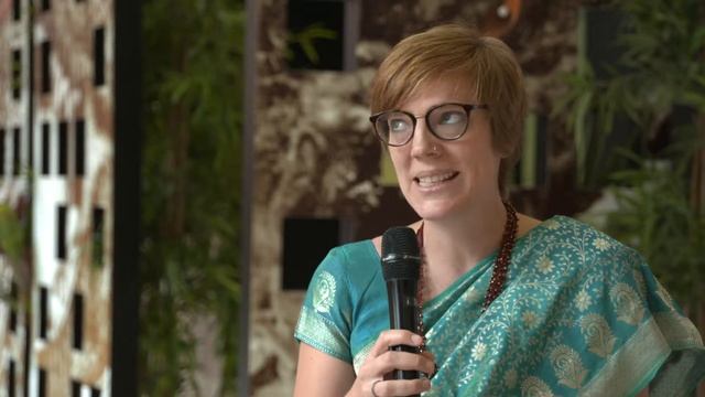 Puppies, Chippa and film producing – Interview with Celine Loop смотреть онлайн