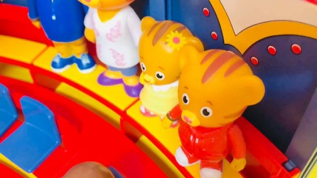 Daniel Tiger and Peppa Pig Toys Visit Playmobil Circus SHOW Tent PEPPA PIG and Bluey смотреть онлайн