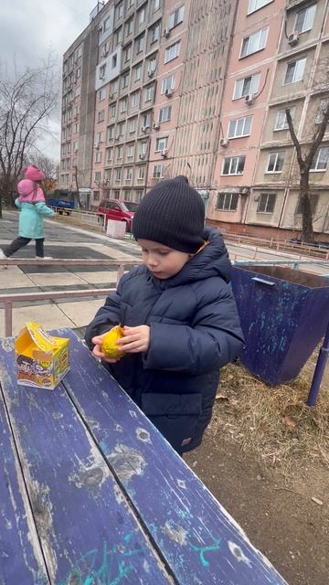 Володе открывает шоколадное яйцо А4, неправильное хранение, деформировано. Магазин «Есть Всё» смотреть онлайн