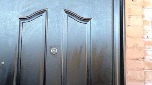 Как за 3 минуты и 3 рубля обновить старую металлическую  дверь