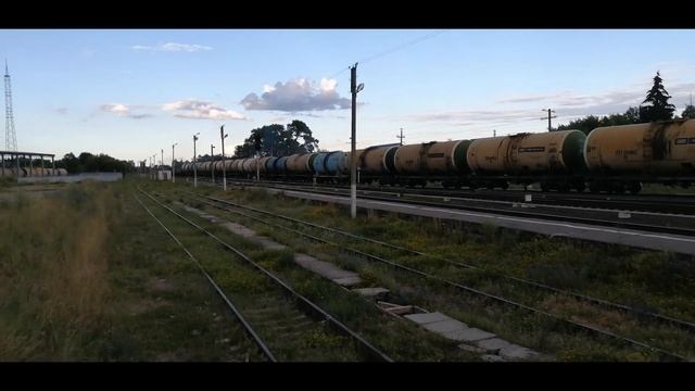 2ТЭ10У-0197 с грузовым поездом на станции Клинцы. смотреть онлайн