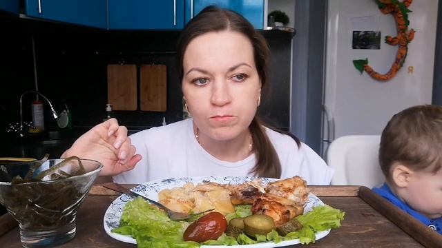 МУКБАНГ КРЫЛЫШКИ С КАРТОШКОЙ ЗАПЕЧЁННЫЕ ПОД СЫРОМ/МОРСКАЯ КАПУСТА/СОЛЕНЬЯ/MUKBANG HALK FAMILY ЕДА