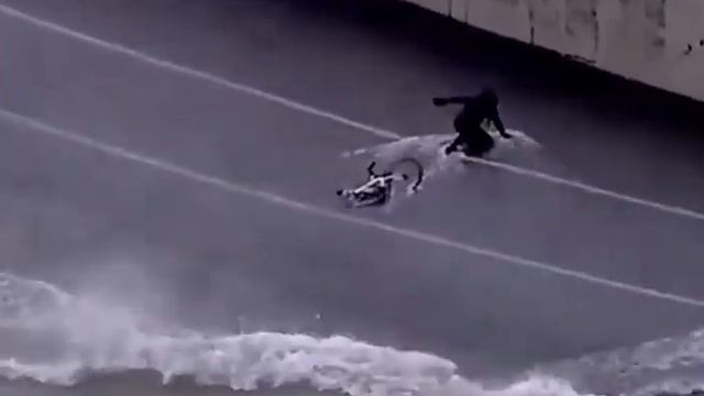 Смешные видео приколы , в набежавшую волну