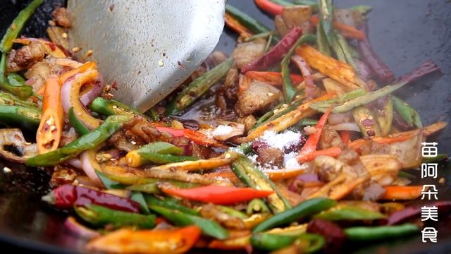 2斤辣椒1斤肉，苗大姐做道辣炒五花肉，吃肉喝酒好嗨哟~【苗阿朵美食】