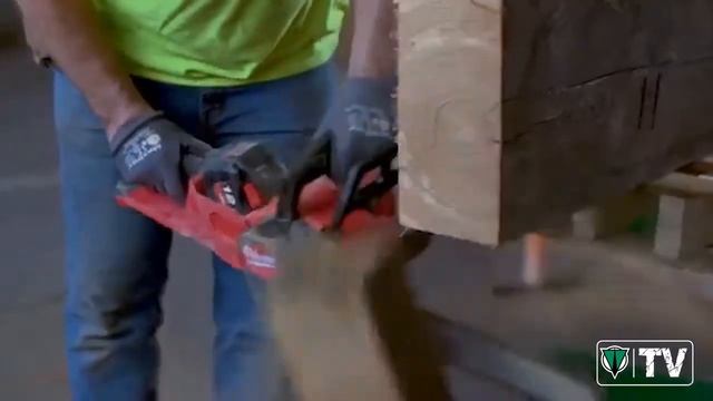 Milwaukee M18FCHS 18V Fuel Chainsaw смотреть онлайн