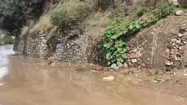 Water logging near Berwar on Kishtwar -Padder road due to road side dumping of muck. Watch, like смотреть онлайн