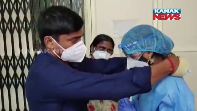 Special Report: Woman In PPE Kit, Covid Positive Man Get Married In Hospital смотреть онлайн