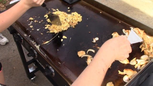 Fried Rice on the Blackstone Griddle смотреть онлайн