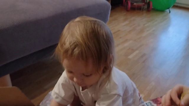 Kerrie and Gabby open box with Baby Born смотреть онлайн