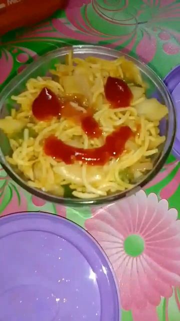 Fir Or Kya Chahiye 🤣thoda Sa Chilli Sauce #shorts #viral #food #chinesefood #chowmein #streetfood