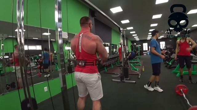 Shoulders day смотреть онлайн