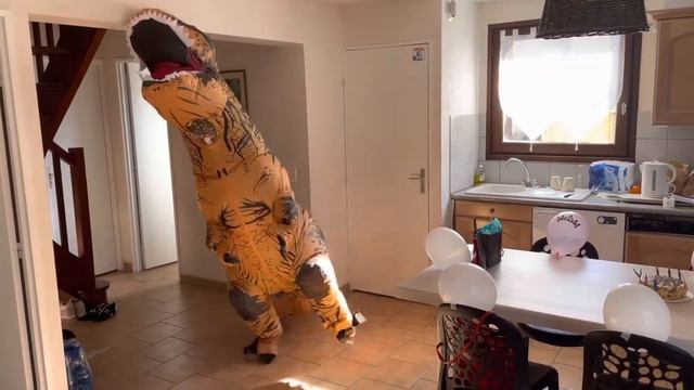 Динозаврик Валера танцует смотреть онлайн