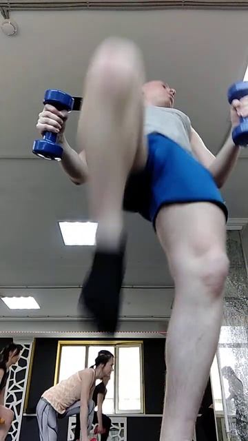 Выпады назад с гантелями. Выпады – базовое упражнение для развития мышц ног и ягодиц. Удар коленом. смотреть онлайн