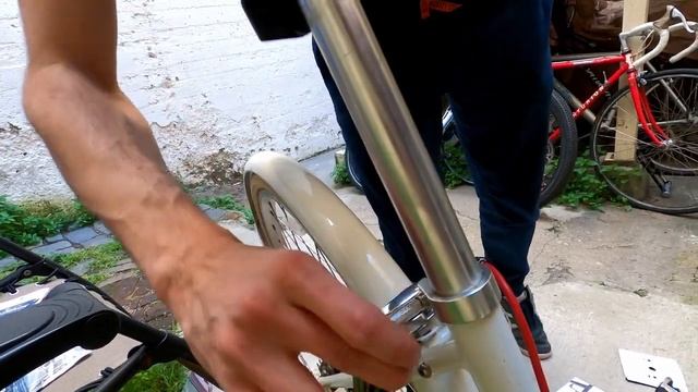 How to Lock the Wheels and Bike Seat of a Public C7 Cruiser Bike. Relevant to other bicycles too! смотреть онлайн