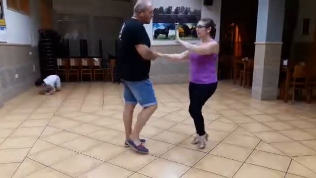 8 y 69 sin adorno ..se peina él...bachata смотреть онлайн