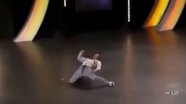 Самое веселое видео. Парень взорвал зал на шоу талантов смотреть онлайн