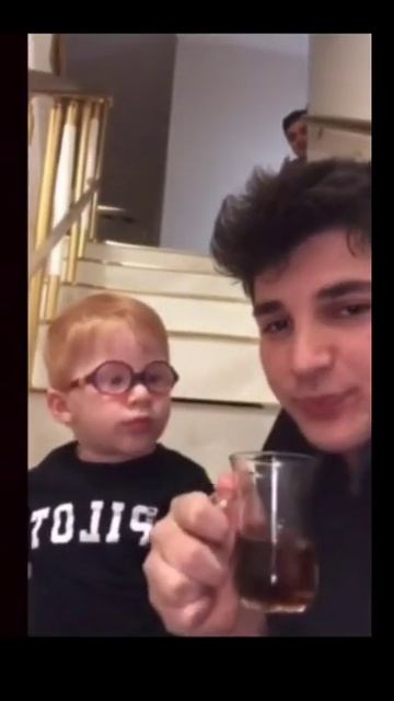 Как правильно пить чай😂😂