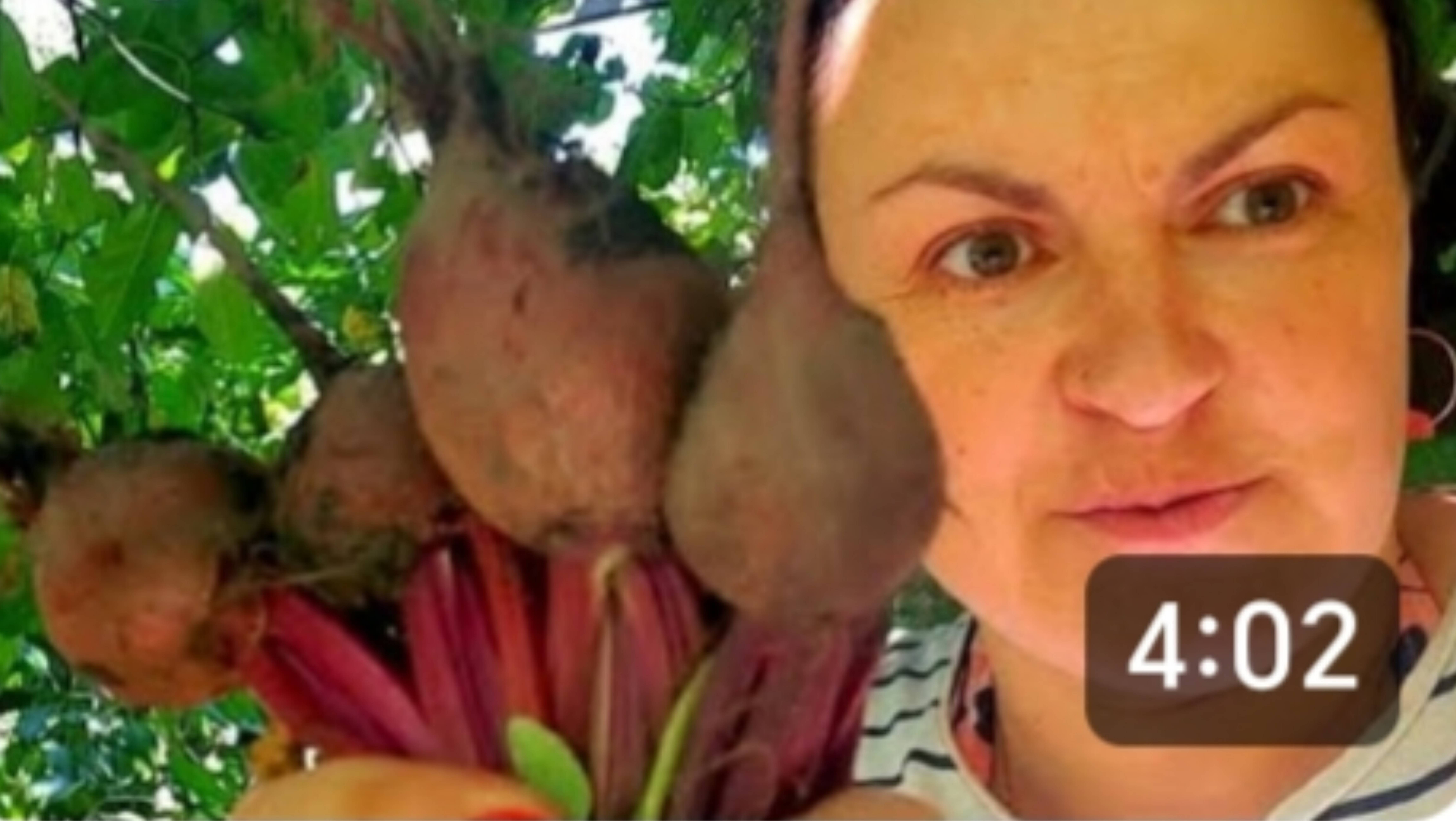 Одна в деревне. Жара не спадает. Полоть надо. смотреть онлайн