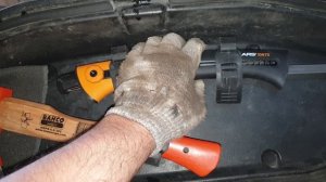 Крепление инструмента, топора, пилы, ножа в кофре квадроцикла