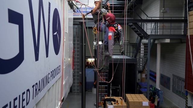 Passing a Small Re-Anchor WITH a Casualty - IRATA Level 2 Rope Access Training смотреть онлайн