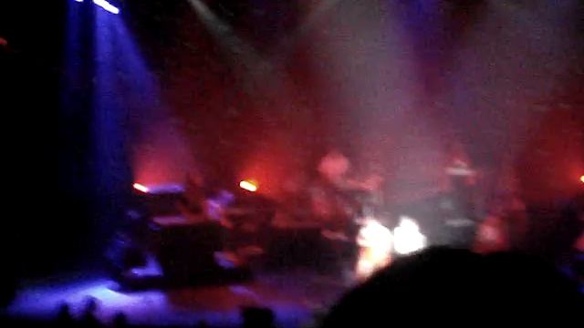 FERGIE SINGING GLAMOROUS смотреть онлайн