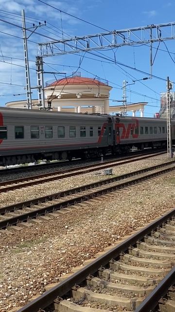 Пассажирский поезд проезжает станцию «Мацеста» смотреть онлайн