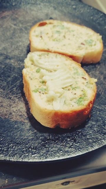 Cheesy Garlic Bread With Cheese Dip #cheese #domino #garlicbread #shorts #youtubeshorts #asmr смотреть онлайн