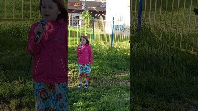 Василиса поёт. Булочка с творогом.