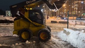 Снегопад. Москва. Bobcat. John Deere. Трактор чистит снег