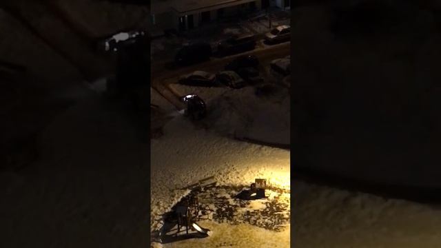 Уборка снега в 9 мк-р Тёплого стана силами ГБУ "Жилищник района Теплый стан" смотреть онлайн