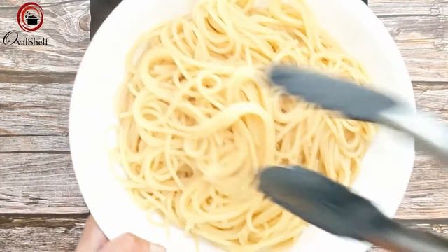 Garlic Tomato Spaghetti With Basil Almond Pesto | OvalShelf