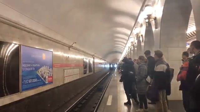 прибытие 81-725.1 726.1 727.1 "балтиец" на Технологический институт смотреть онлайн