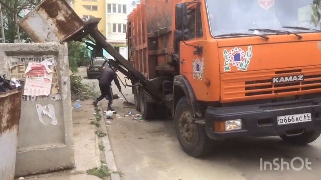 Мусоровоз грузит мусор 🗑