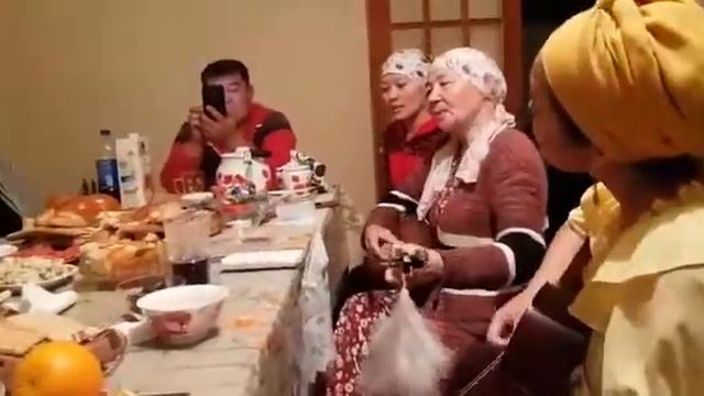 Бөлелеріммен ауызашарда. Сайра сіңліммен Көк көйлекті көктем. смотреть онлайн