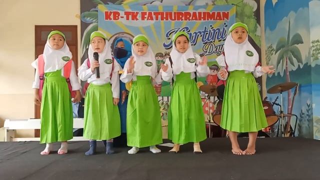 penampilan TK A menyanyikan lagu Tas Merah смотреть онлайн