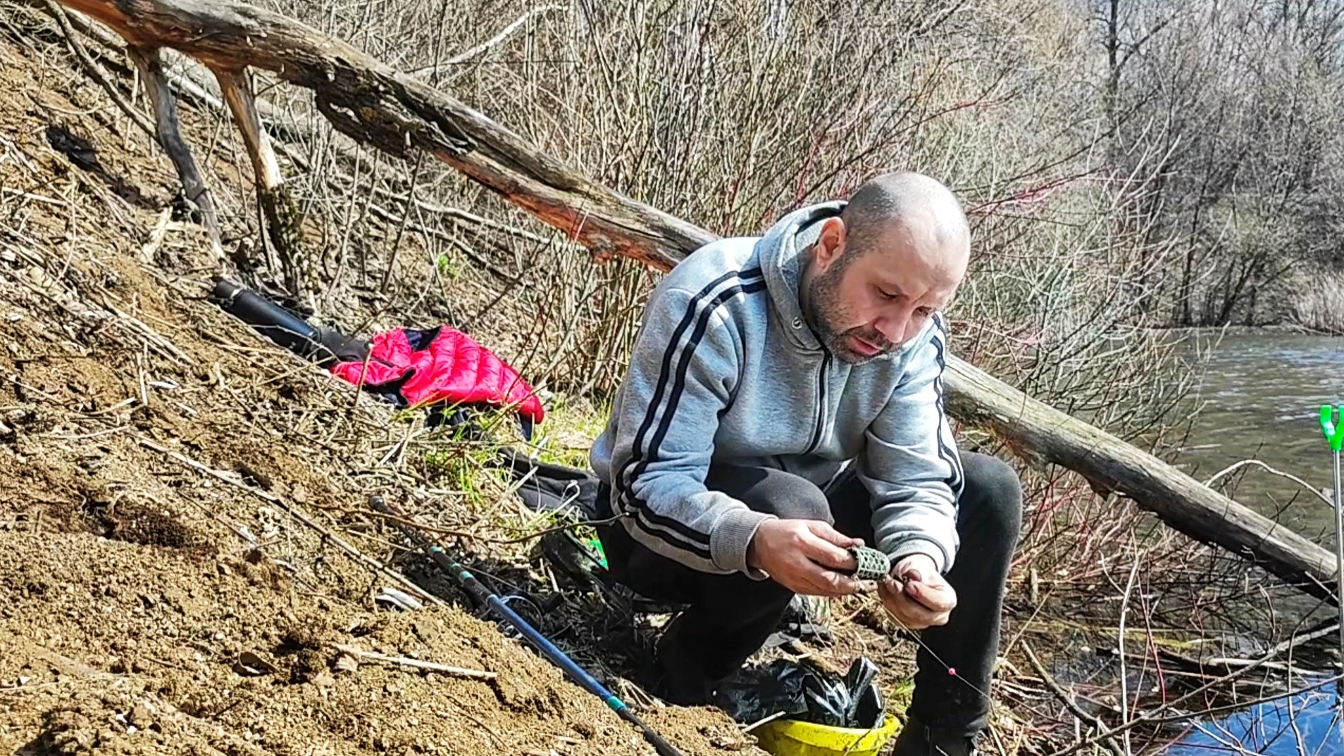 Карась проснулся. Рыбалка в отстойнике. Донка. смотреть онлайн