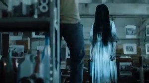 Самара Морган вылезает из телевизора. Сцена из х/ф Звонок