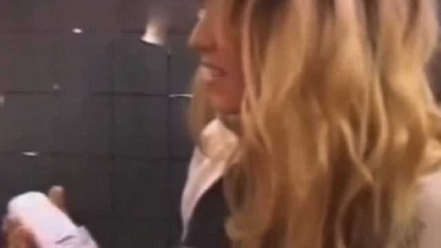 Old video of Shakira witnessing camera phone for the first time in Japan..#shakira #japan #awesome смотреть онлайн
